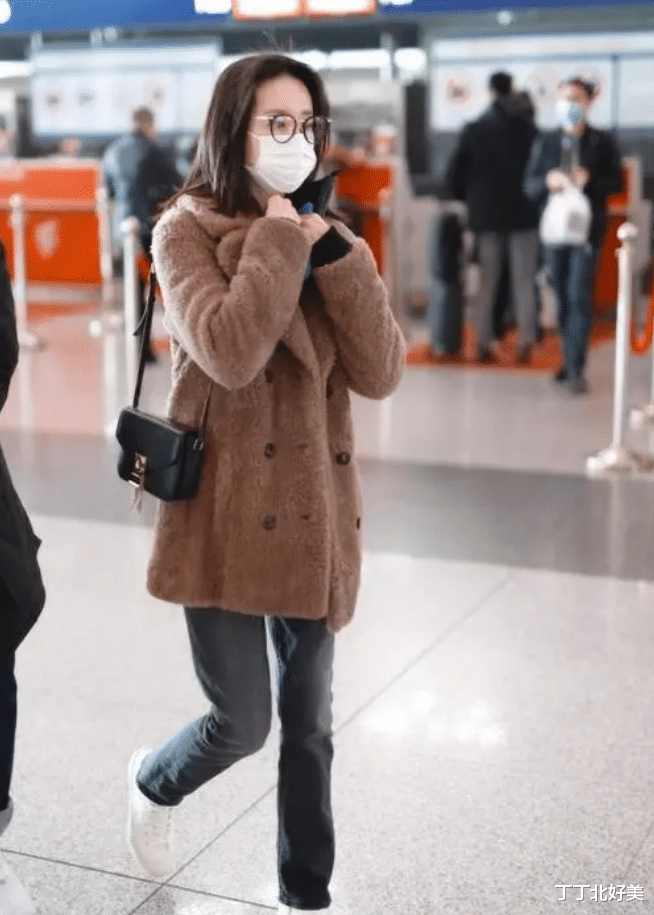 董洁带火了一种减法穿搭:色不过三、穿裤不穿裙,减龄效果太明显