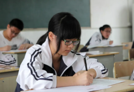 发型 “鲶鱼须”发型经久不衰,受万千初中少女喜爱,老师家长都很无奈