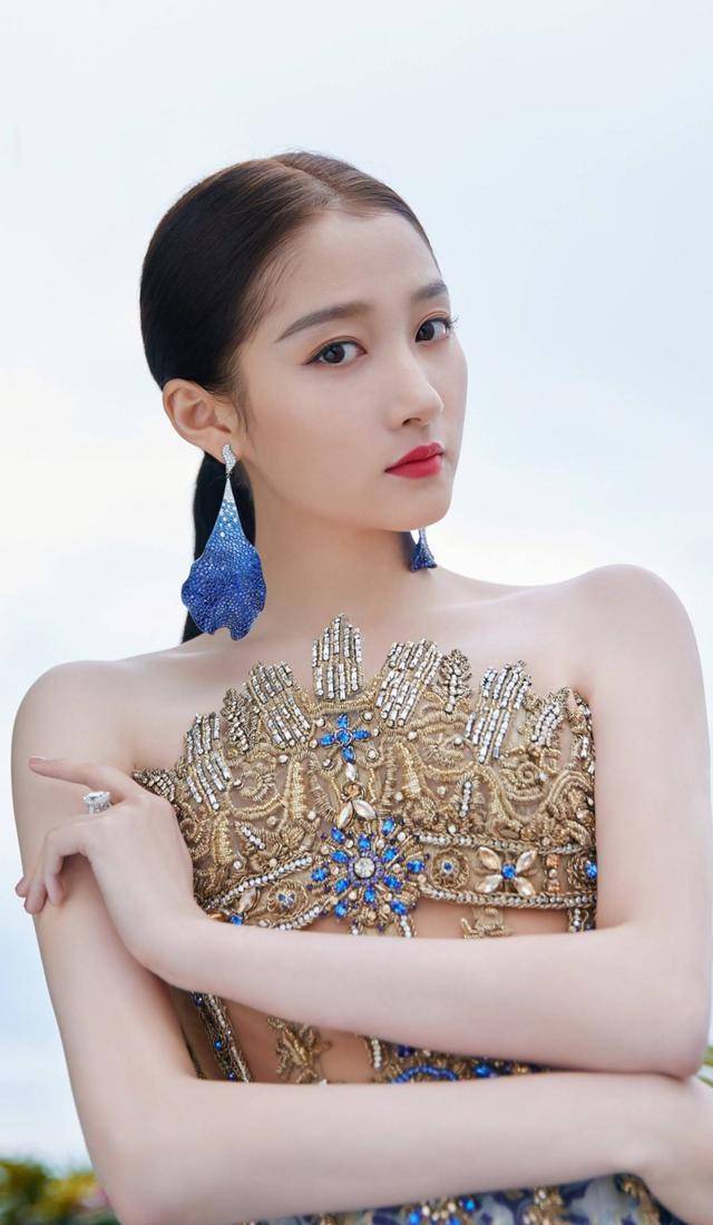 明星 女人的脸型一般分5种:鹅蛋脸是完美脸,圆脸是少女脸,你是哪种