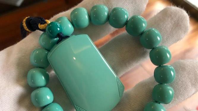 绿松石无事牌，随着原石矿口的枯竭，已经成为松石圈的传说