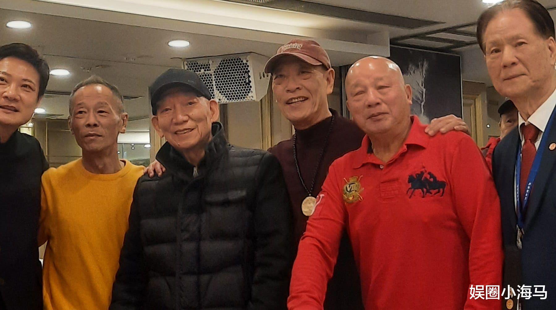 王楚然|79岁刘家荣现身武行聚会,面容慈祥光头抢眼,与钟发林威亲切合影