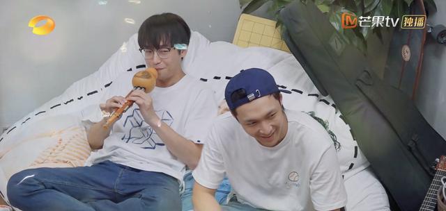 张艺兴|《向往7》海报曝光,2人2狗显落寞,张艺兴彭昱畅私下聚餐感情好