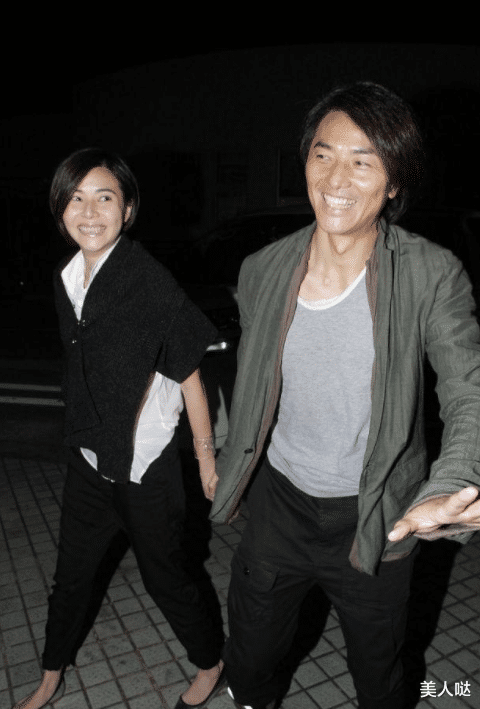 短发 郑伊健和老婆露面，蒙嘉慧剪情侣短发好少女，两人手牵手太腻歪