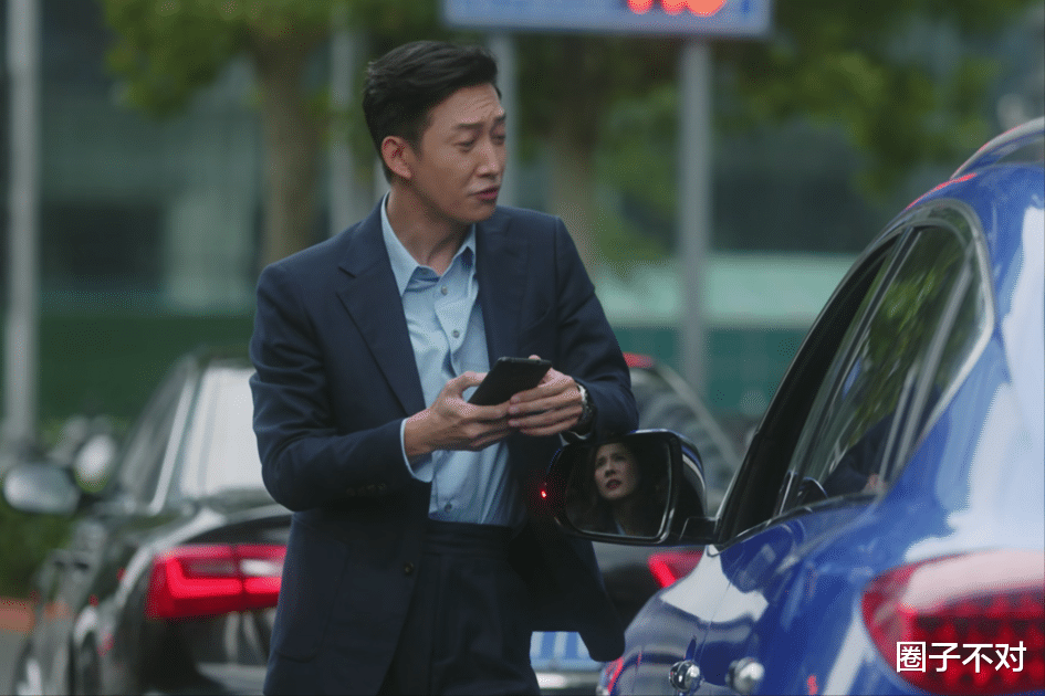 天呐！“硅胶脸”的风都刮进央视了，这次连热依扎都跟着摔了跟头