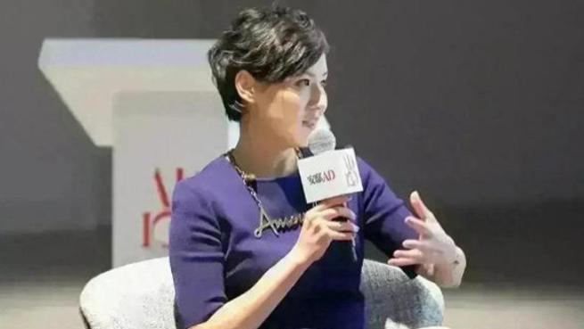 她是上海最美主持人, 嫁给了上海首富, 如今已经52岁了