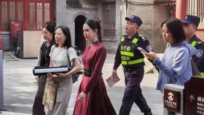 李若彤前脚在杭州扫货，转天现身西安参观碑林，穿古典裙美到发光
