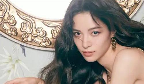 脚踏两只船?33岁男星刚红就塌房!深夜牵手小3岁女星回家过夜