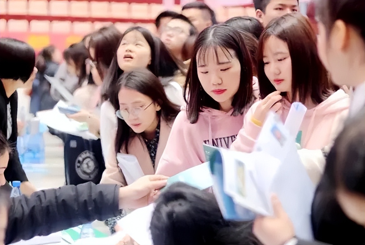 “今年考过研的不招”，本科毕业生求职被拒，理由让人无力吐槽