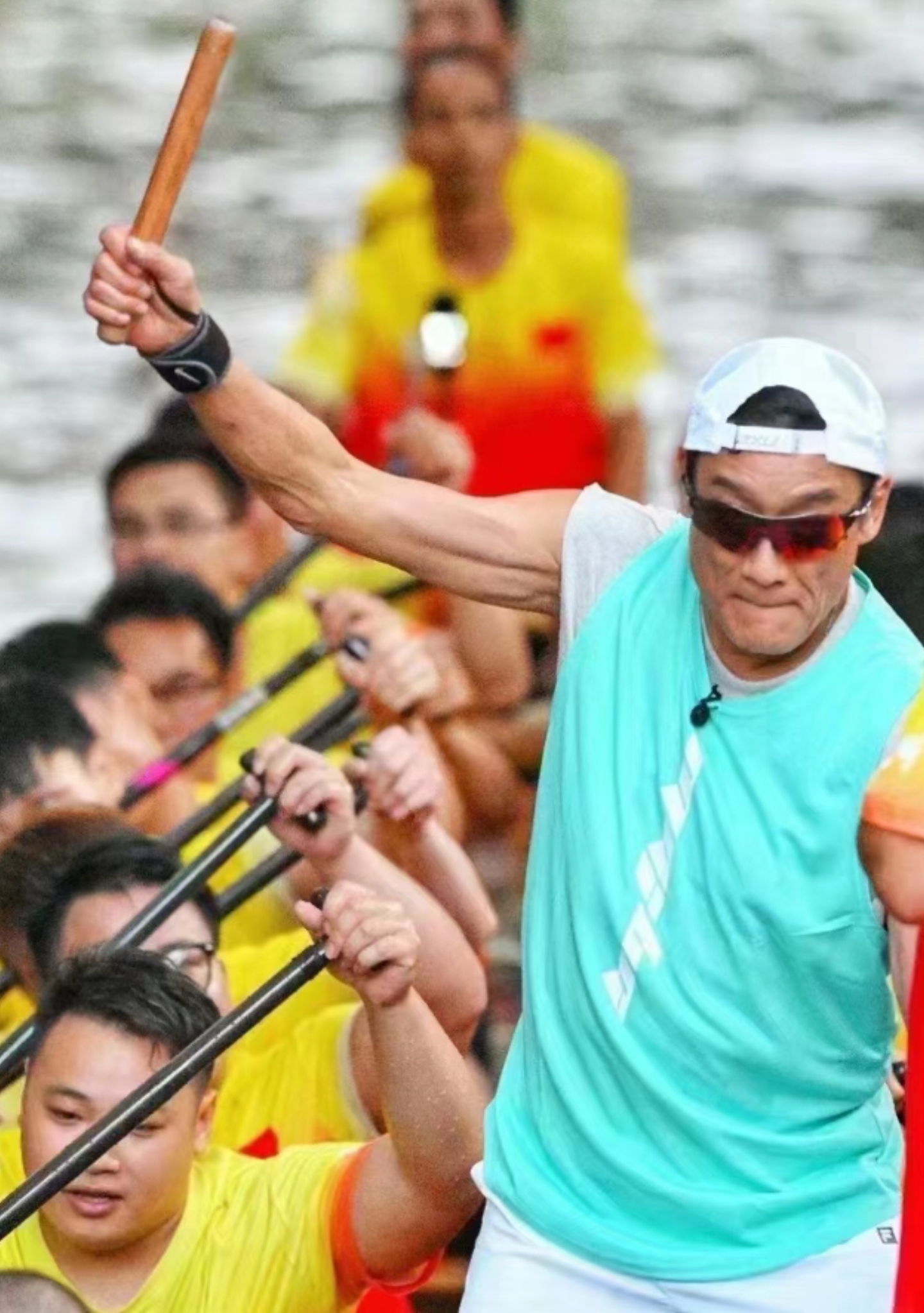 梁家辉|65岁影帝梁家辉内地捞金，录综艺卖力划船打鼓，满脸疲态惹人心疼