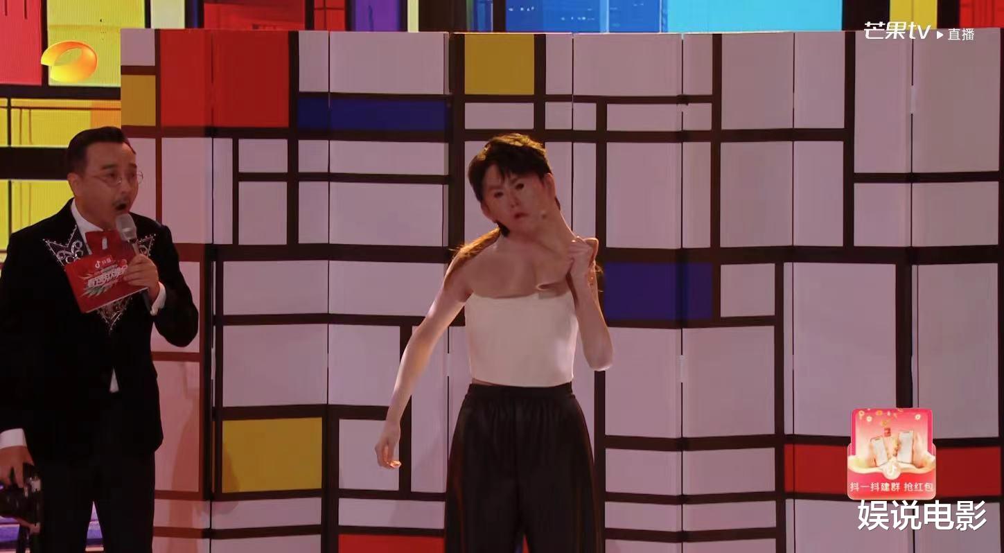 湖南卫视小年晚会，邓男子变沈梦辰最惊喜，凤凰传奇玲花真唱不佳