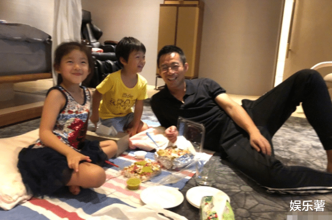 汪小菲|汪小菲探望儿女,女儿沉迷手机毫不在意,儿子神情复杂