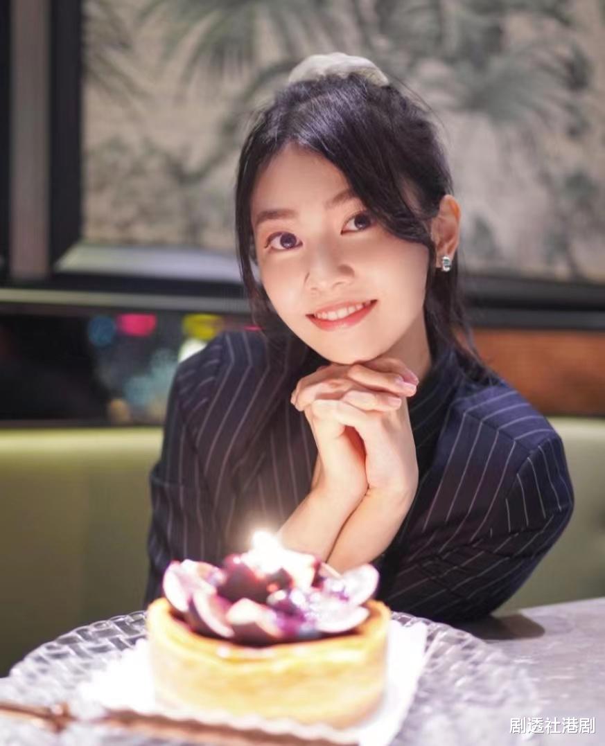 恋爱气息？TVB小花手捧花束晒甜笑美照，肩披西装外套被质疑是男装