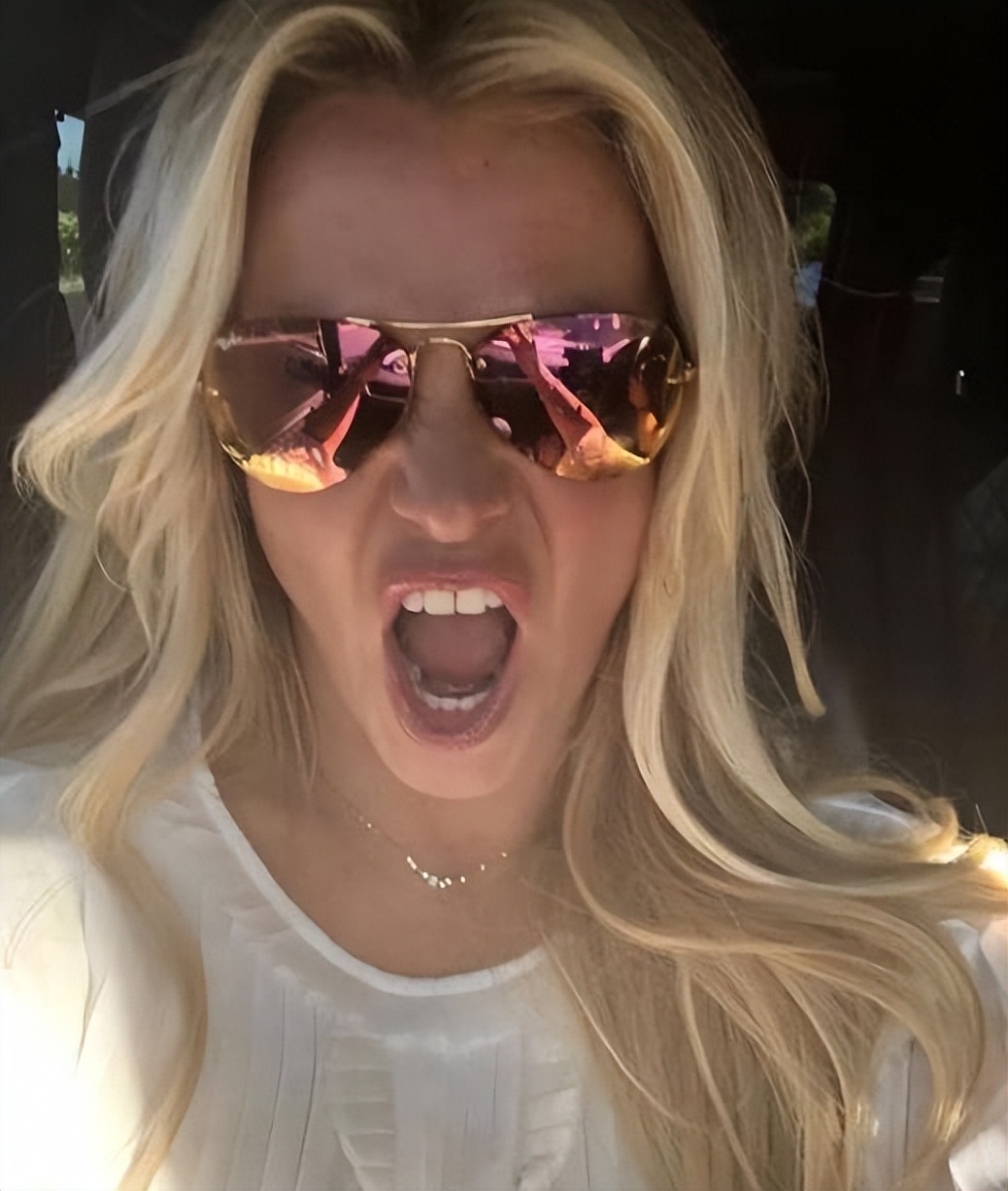 反转！布兰妮被保镖掌掴视频曝光：被推后自扇耳光、爆粗口还动手