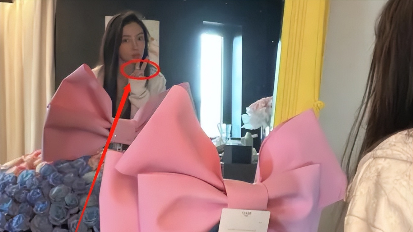 Angelababy杨颖疑新恋情，晒10W礼物喊宝贝爱你，男方身份曝光