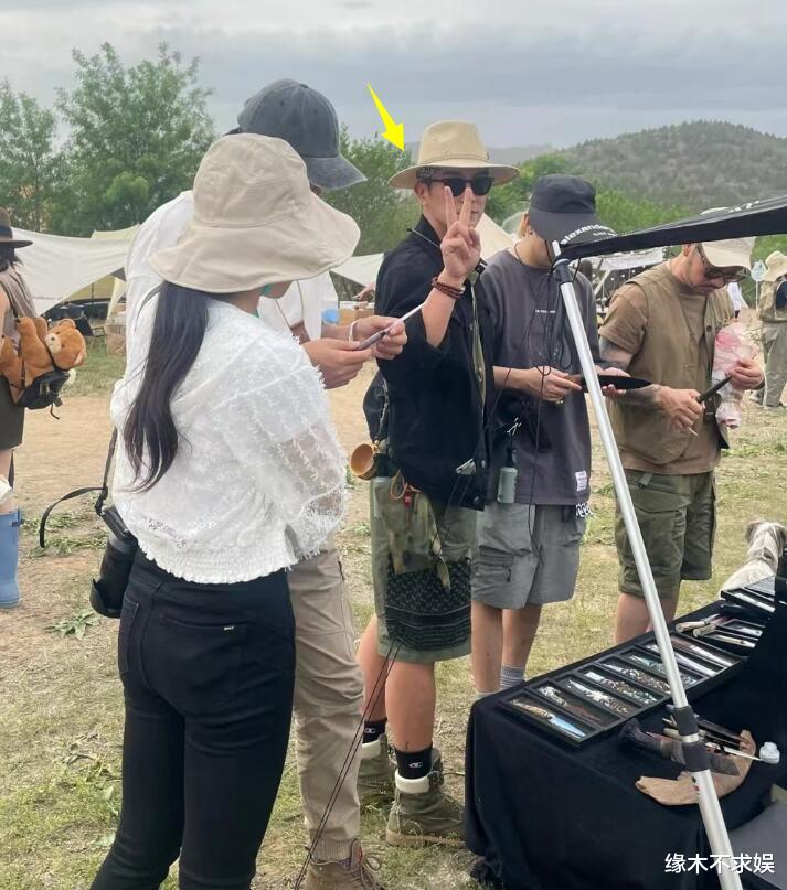 霍思燕|42岁霍思燕疑怀三胎，穿拖鞋、大腿粗壮，走路姿势引群嘲！