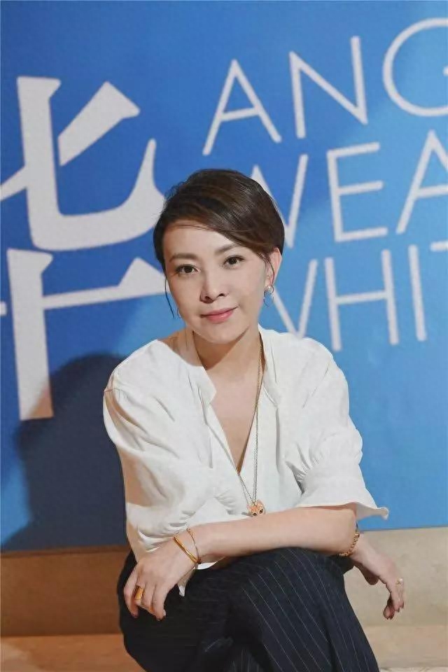 曾是央视知名主持人，转行做演员后嫁圈外富商，今47岁成人生赢家