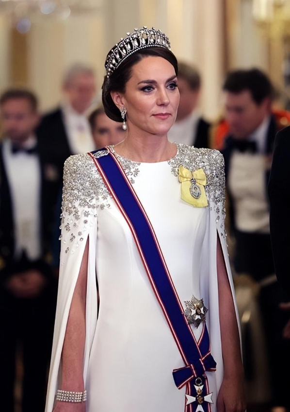 运动 80后凯特罕见换发型!扎单麻花辫穿迷彩服,王储妃气质也跟着改变