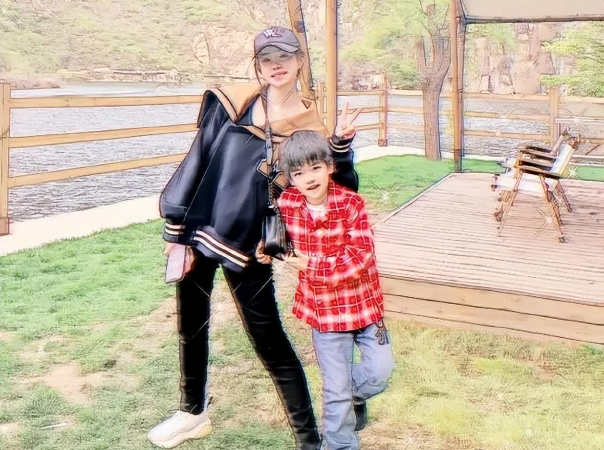 陈妍希|陈妍希带娃看梅西比赛,6岁儿子被路人曝光高清照,比陈晓更帅