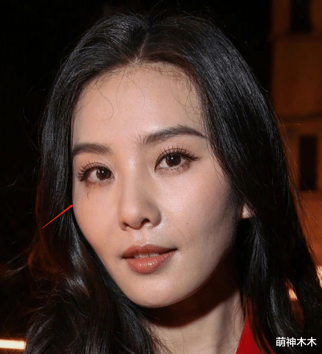 刘诗诗|刘诗诗外媒生图曝光,假睫毛掉脸上太尴尬,穿过季旧款撞衫韩女星