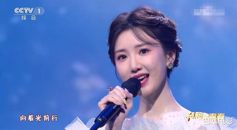 长月烬明|五四晚会:陈晓的星星眼太勾人,李沁妆好怪,被毛晓彤美到了