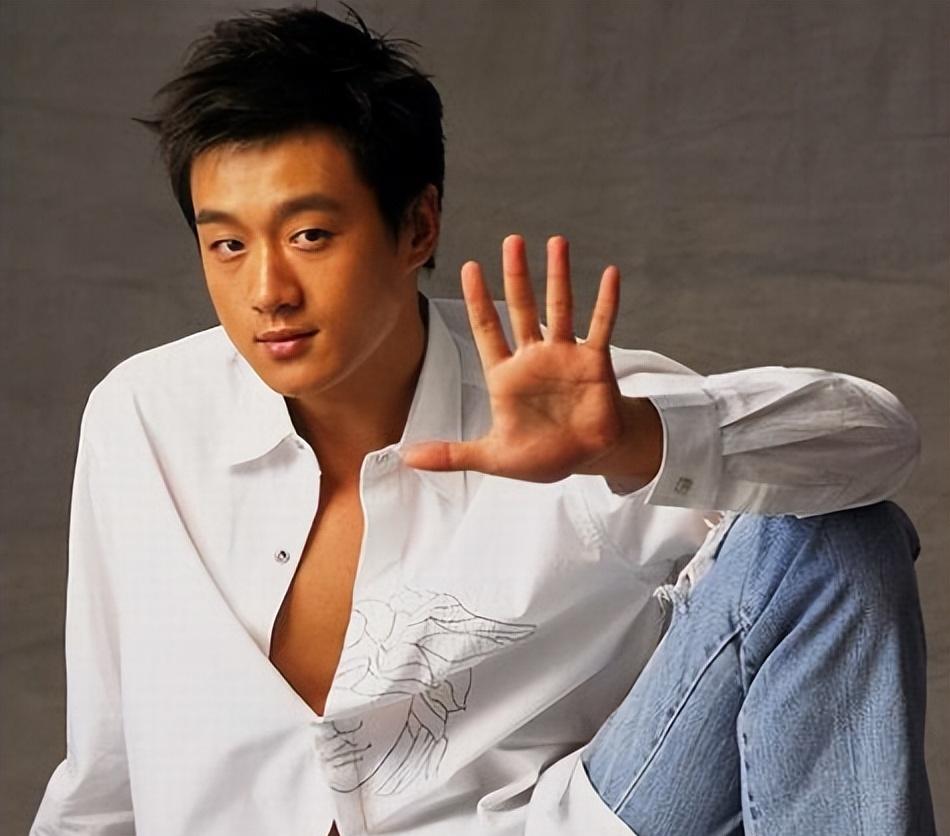 金主入狱，佟大为失踪2年！严屹宽一句话，再次将他推上了风口浪尖