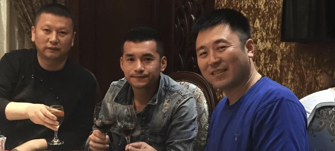 赵本山好友“涛哥”去世,疑讨债时被捅死,100辆豪车送殡遭批!