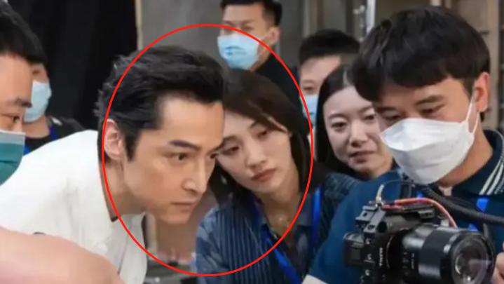 胡歌|胡歌妻子孕肚照首曝光，挺大肚还坚持工作陪客，距离领证仅过4天