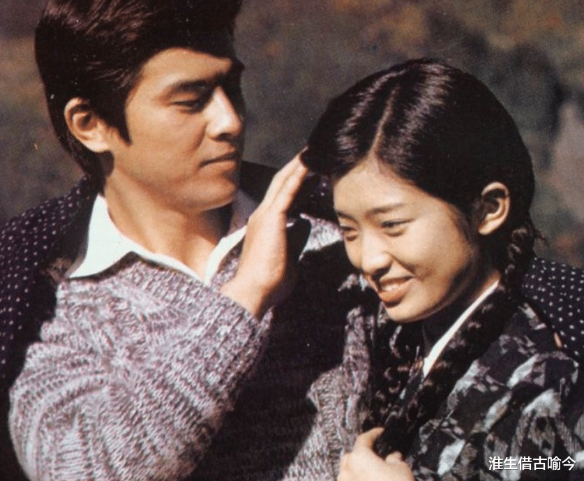 64岁山口百惠穿羽绒服身材臃肿,71岁三浦友和高大帅气,仍旧甜蜜