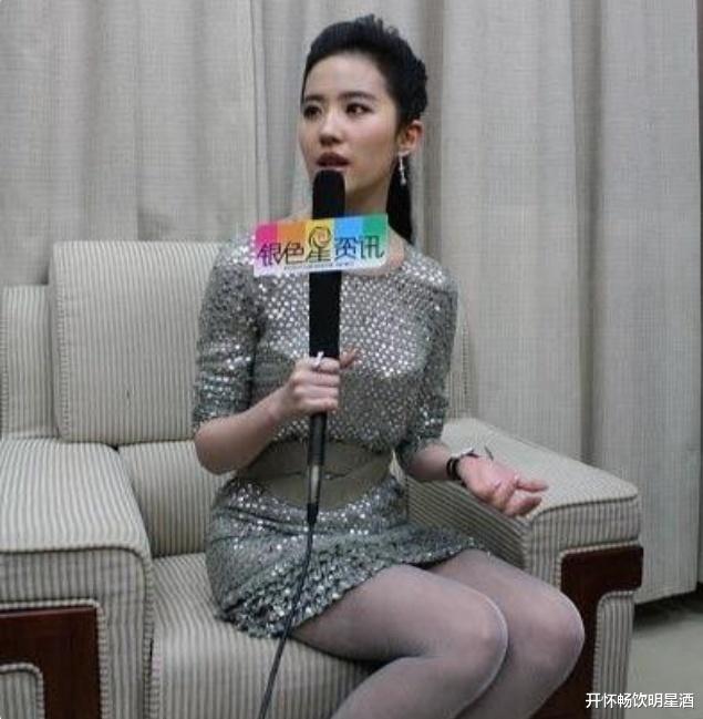 刘亦菲彻底告别少女时代，肉色丝袜搭配银星连衣裙女人味十足！