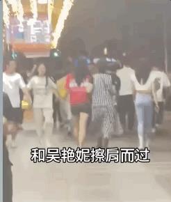 26岁吴艳妮现身上海，与妈妈逛街引围观，网友：走路还是拽拽的