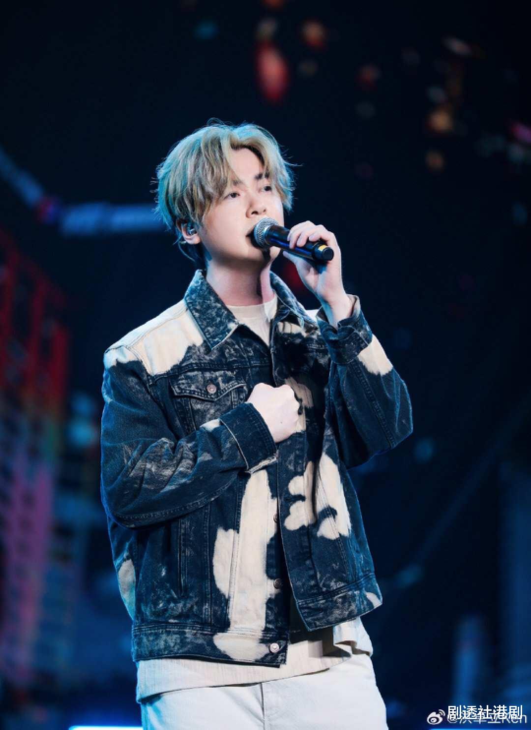 英皇小生分手后首现身!体重暴涨至200磅,正面澄清烂赌传闻