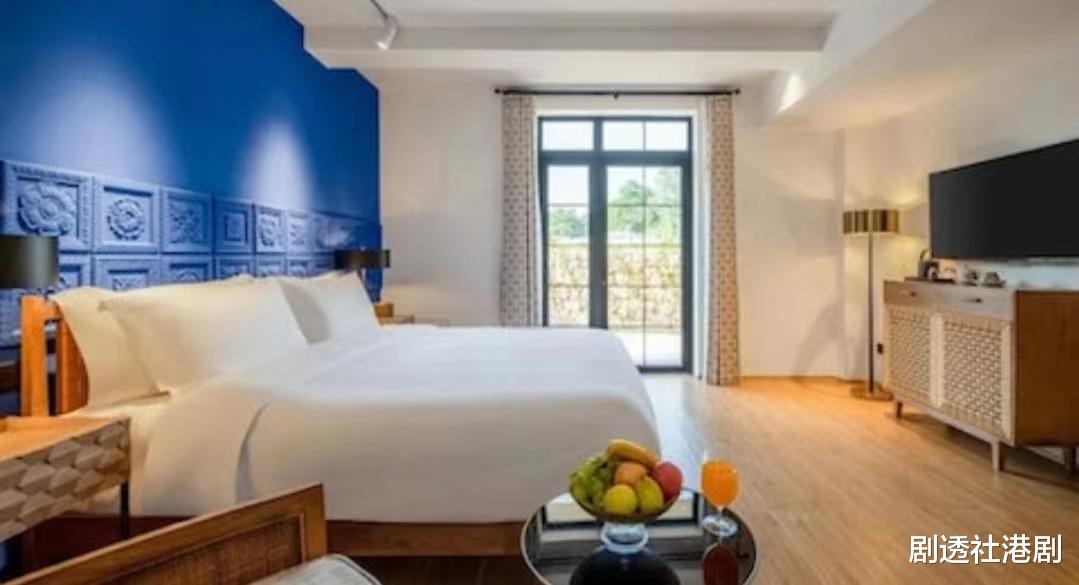 亲自当活招牌!港知名女星内地民宿生意开分店,泳池边晒长腿吸客