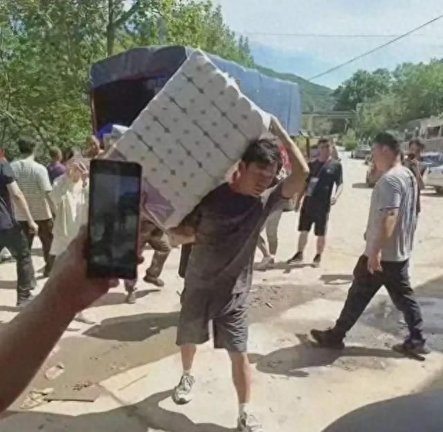 回顾：王宝强开豪车回乡，看到村口的牌坊，一句话让村长下不来台