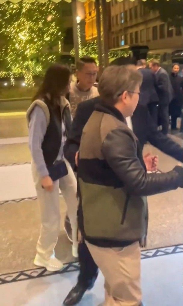 李嘉欣出门被偷拍!许晋亨霸气护妻,化身保镖挡镜头,神色不悦