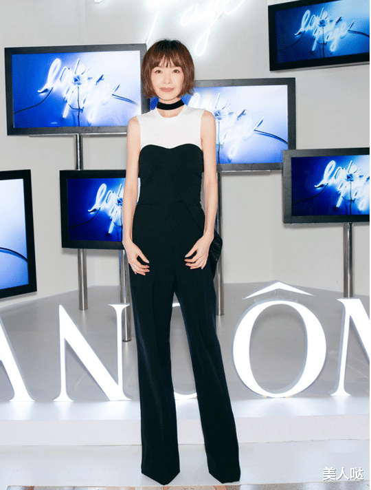 53岁鲁豫暴涨20斤美到认不出！穿修身裙3D身材太饱满，简直年轻了20岁