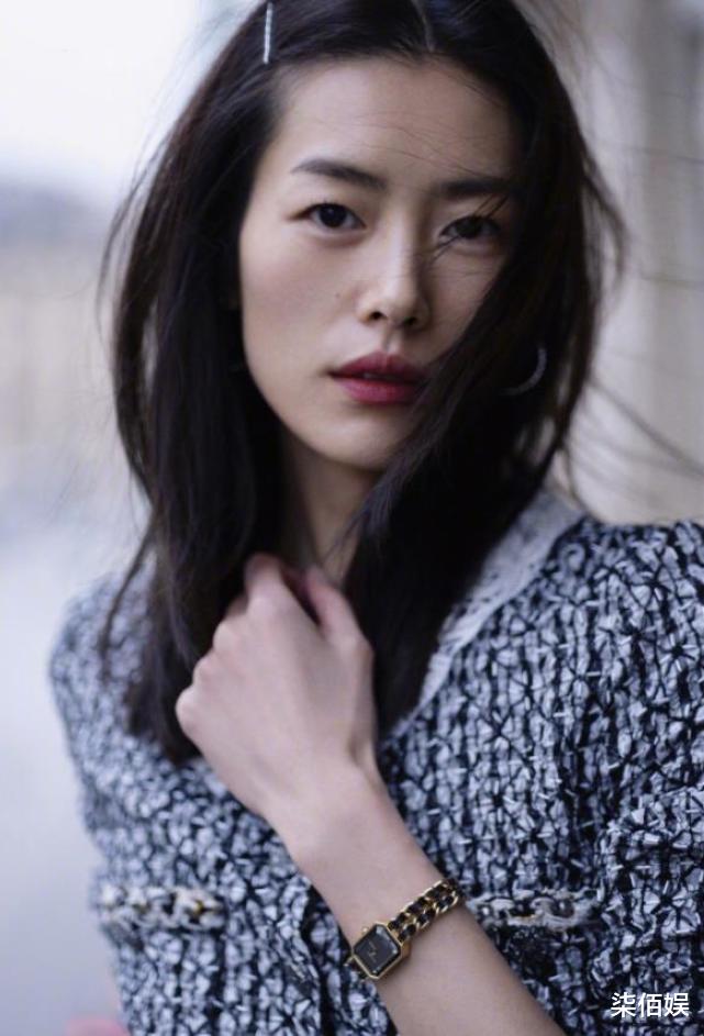 刘雯|刘雯和井柏然同框看秀，坐一起畅聊，大表姐还帮男友整理项链好甜