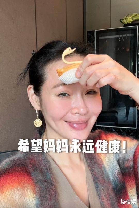 于明加 于明加带母亲逛街,脸部下垂眼皮耷拉,被指不化妆还没妈妈年轻