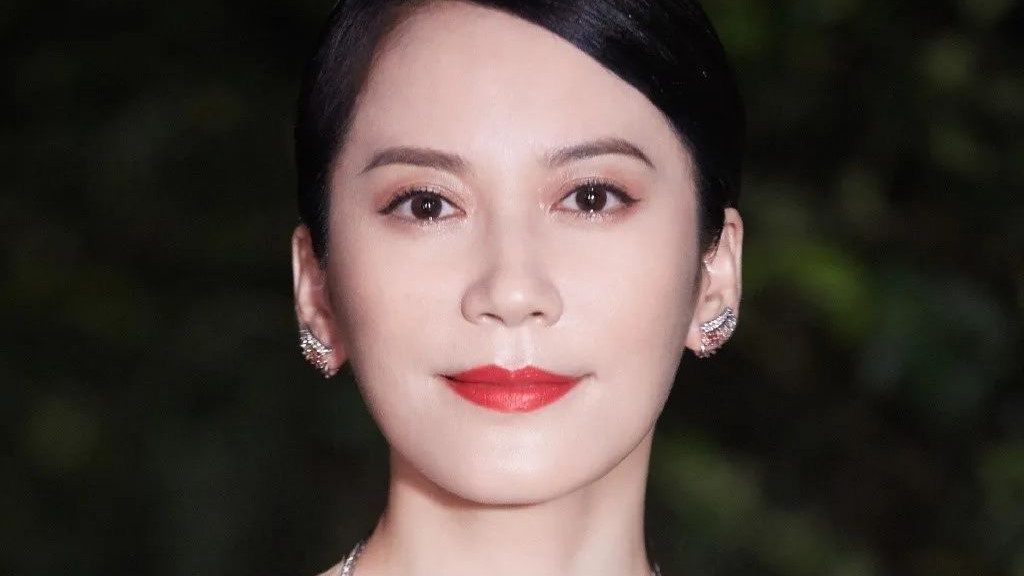 她如今52岁依然单身，出道多年零绯闻，美得让人无法靠近