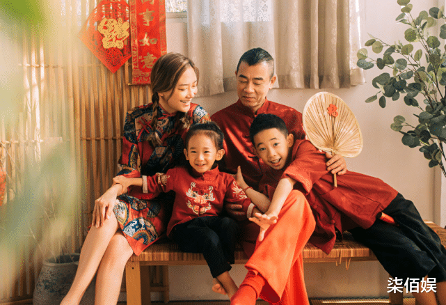 应采儿|应采儿下厨为儿子做美食,腹部隆起被猜怀三胎,厨艺获吴尊大赞