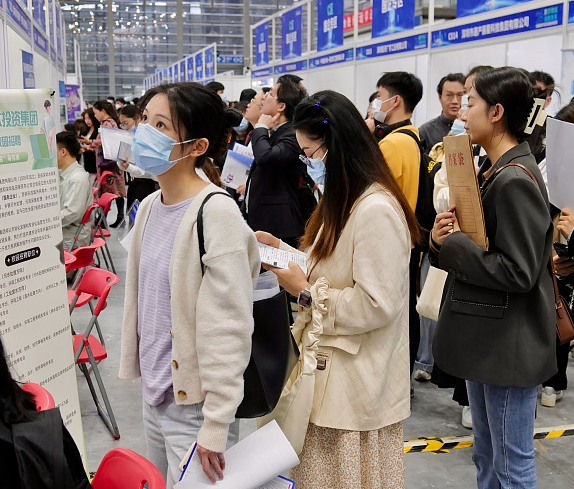 高校|校招的底线越来越低,“歌厅公主”来招高校生,企业的解释很苍白