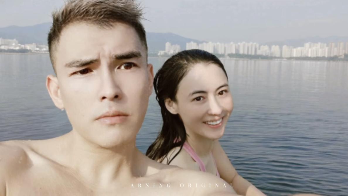 张柏芝|张柏芝罕晒混血母亲，母女俩眉眼如复制粘贴，与亲弟游泳素颜惊艳