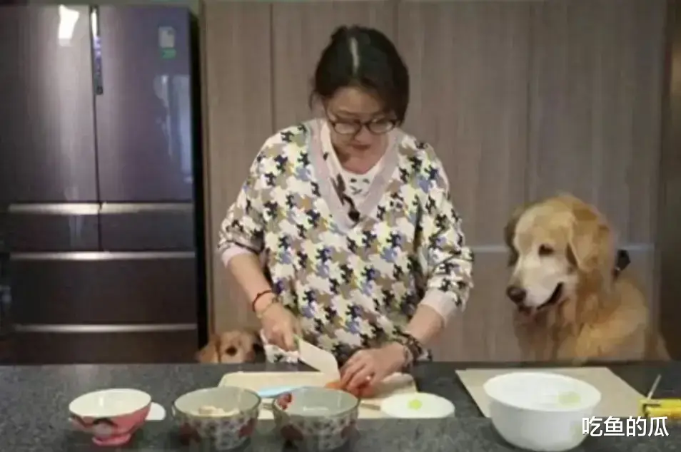 周海媚童年时期信息曝光，跟大弟弟差12岁，做辅食照顾弟弟，妈妈打牌