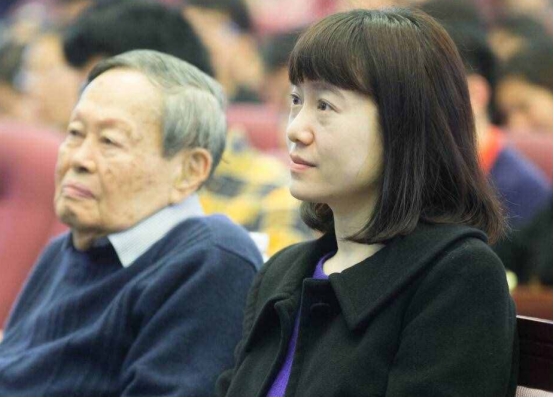 杨振宁罕露面！声音虚弱脖子现肿块，翁帆面无表情签下离婚协议