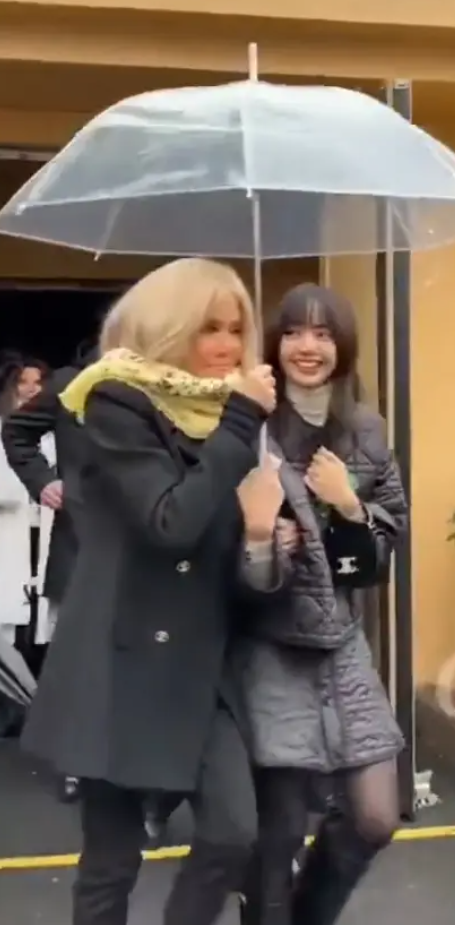 法国第一夫人为Lisa撑伞!两人年龄相差44岁,一同现身关系亲密