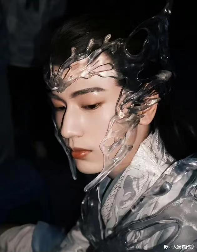 男演员的长相也很重要,将28岁的蒋龙与26岁张凌赫对比,差距一目了然