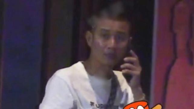 文章疑与姚笛深夜聚会! 穿短袖头发花白显老态，与女方互动很温馨