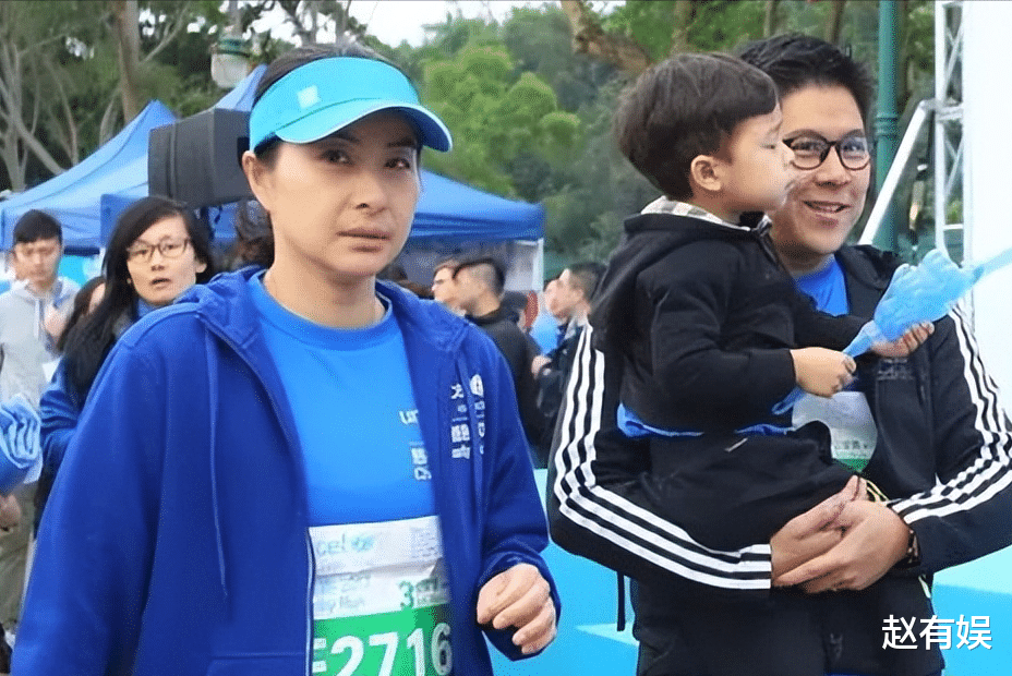 郭晶晶晒全家福为霍启刚庆生，豪宅大客厅曝光，满地衣服一片狼藉