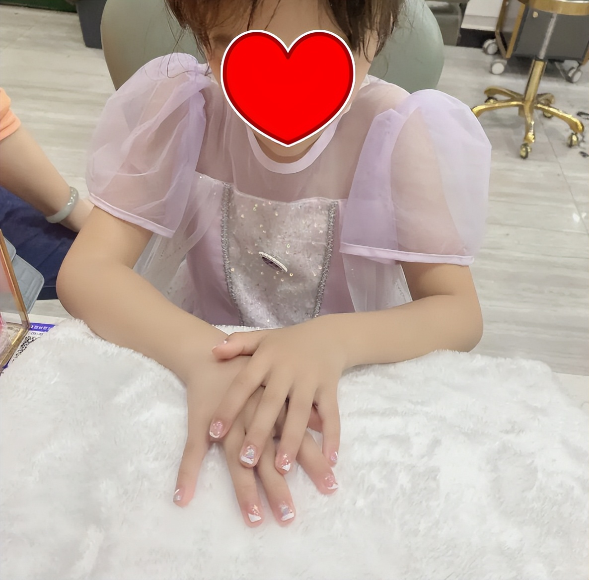 女孩 宝妈骗女儿去指甲塑形，孩子疼哭还自我感觉良好，果然无知最可怕