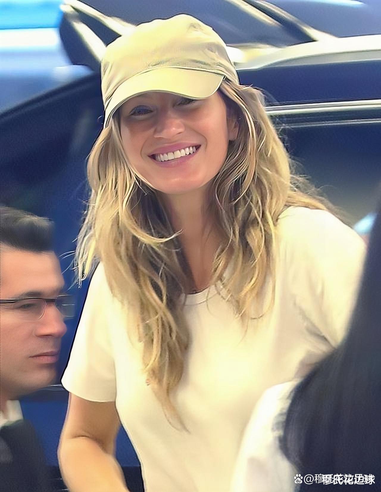 大罗前女友现身机场,邦辰身材婀娜多姿,网友:女人味十足