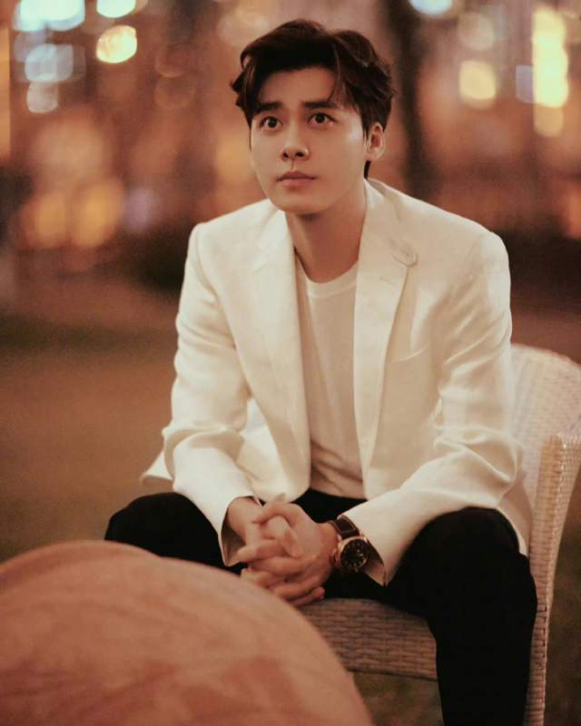 李易峰风波后首露正脸,与美女贴身合影消瘦一圈,花4千多住民宿